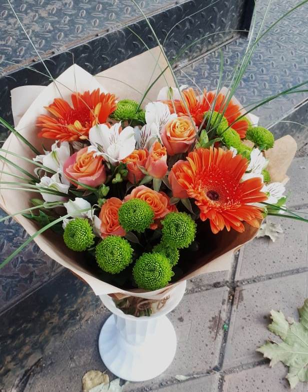 Букет цветов из: Герберы, Хризантемы, Альстромерии и Розы в Старой Руссе