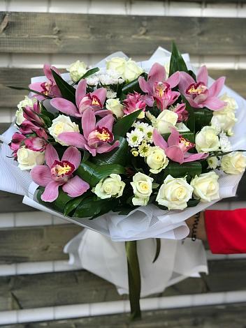 Букет цветов из: Розы и Хризантемы в Старой Руссе