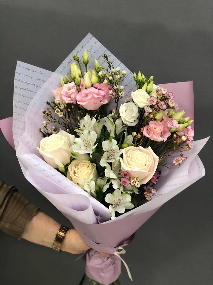 Букет цветов из: Альстромерии, Розы и Лизиантусы в Старой Руссе