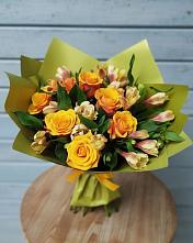 Букет цветов из:  Альстромерии и Розы в Старой Руссе