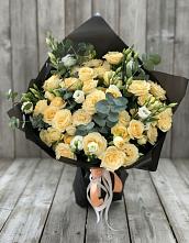 Букет цветов из:  Розы и Лизиантусы в Старой Руссе