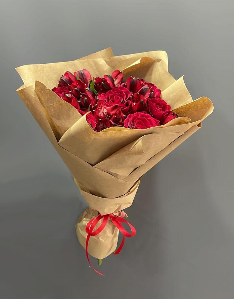 Букет цветов из: Альстромерии и Розы в Старой Руссе