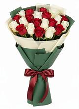 Букет Микс из красных и белых роз в Старой Руссе