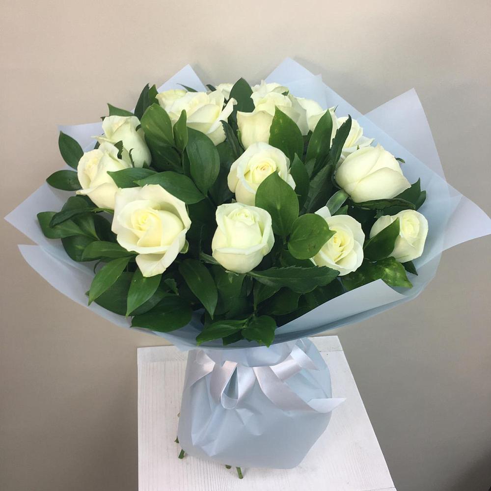 Букет 15 Белых роз Проуд в Старой Руссе