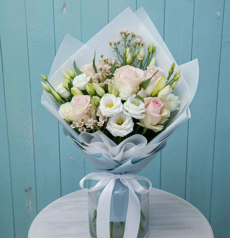 Букет цветов из: Розы и Лизиантусы в Старой Руссе