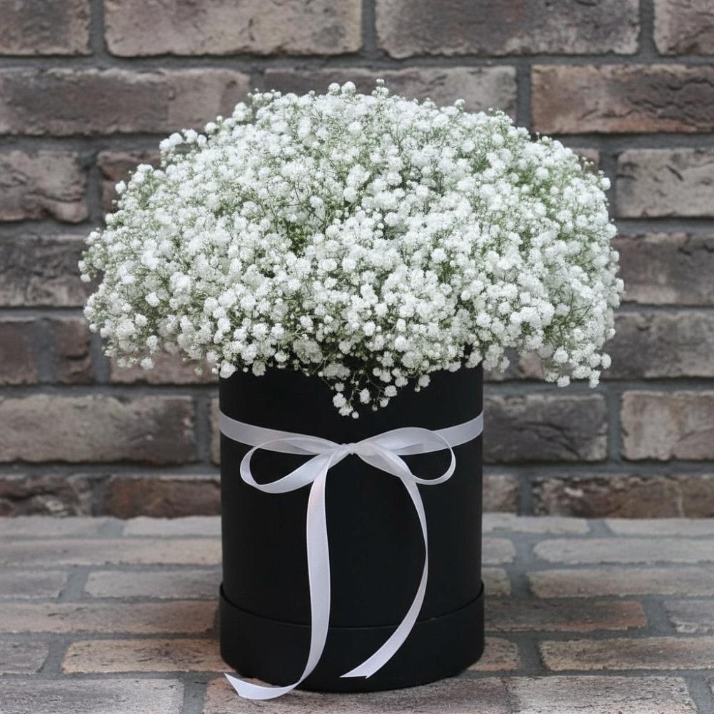 Цветочная композиция из Гипсофила в шляпной коробке в Старой Руссе