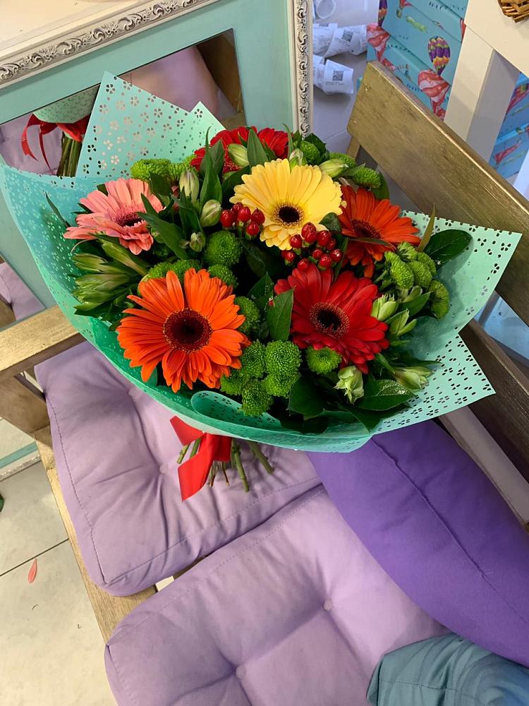 Букет цветов из: Герберы, Хризантемы и Альстромерии в Старой Руссе