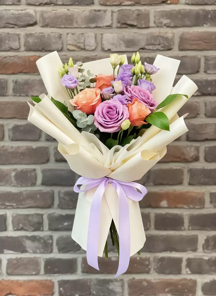 Букет цветов из: Лизиантусы и Розы в Старой Руссе