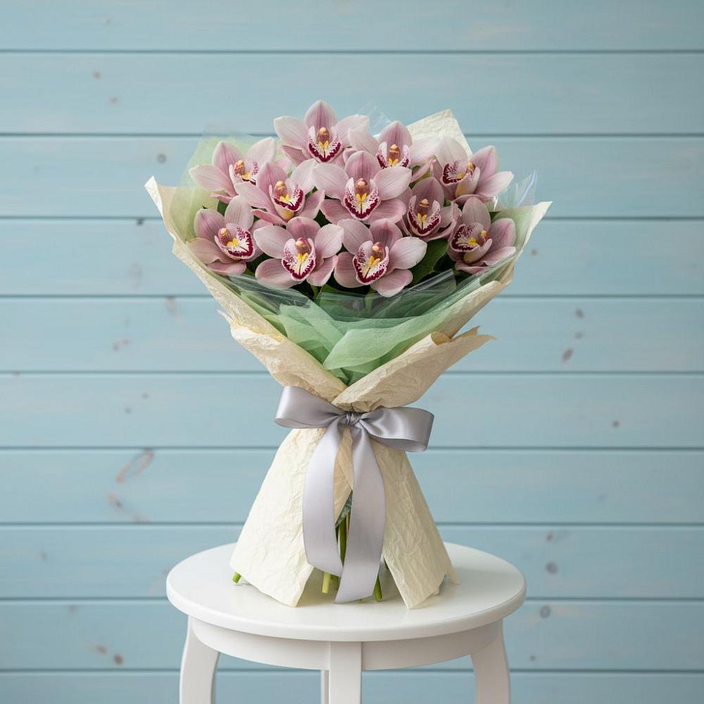 Букет цветов из: Орхидеи и Розы в Старой Руссе