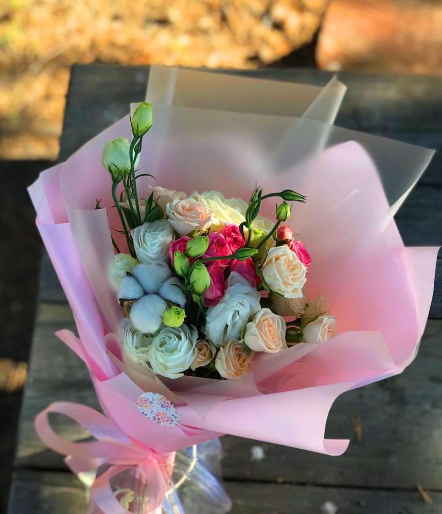 Букет цветов из: Розы и Лизиантусы в Старой Руссе