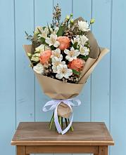 Букет цветов из:  Альстромерии, Лизиантусы, Розы и Хризантемы в Старой Руссе