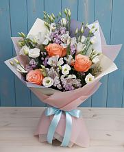 Букет цветов из:  Лизиантусы, Розы, Альстромерии и Гипсофила в Старой Руссе