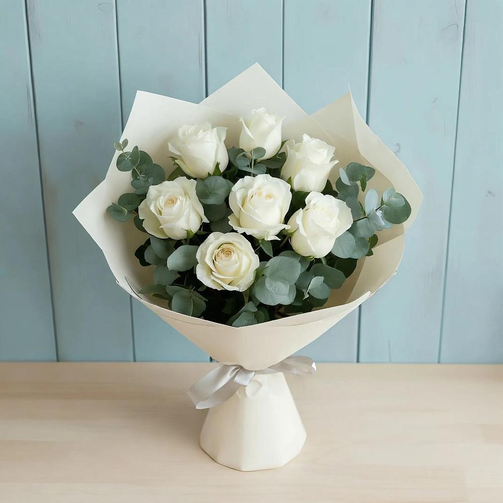 Букет Белые розы в Эвкалипте в Старой Руссе