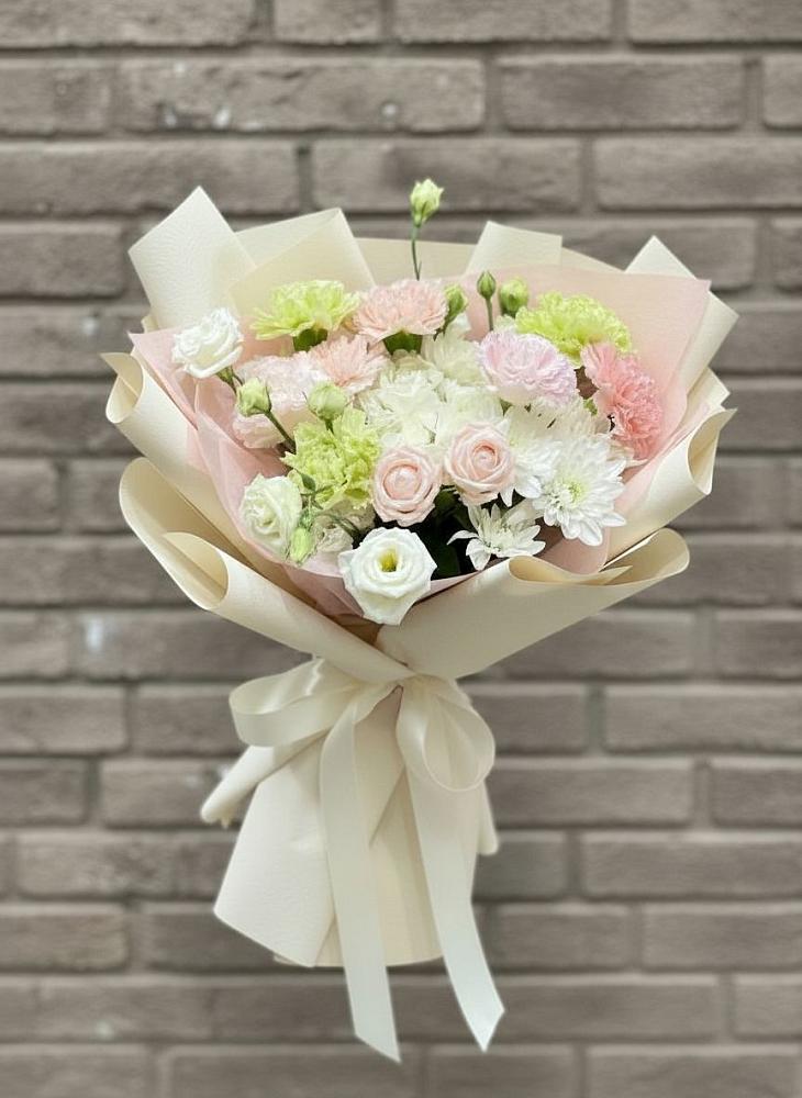 Букет цветов из: Гвоздики, Розы, Лизиантусы и Хризантемы в Старой Руссе