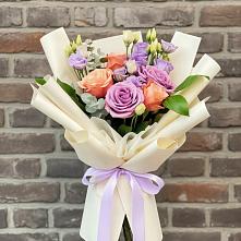 Букет цветов из:  Лизиантусы и Розы в Старой Руссе