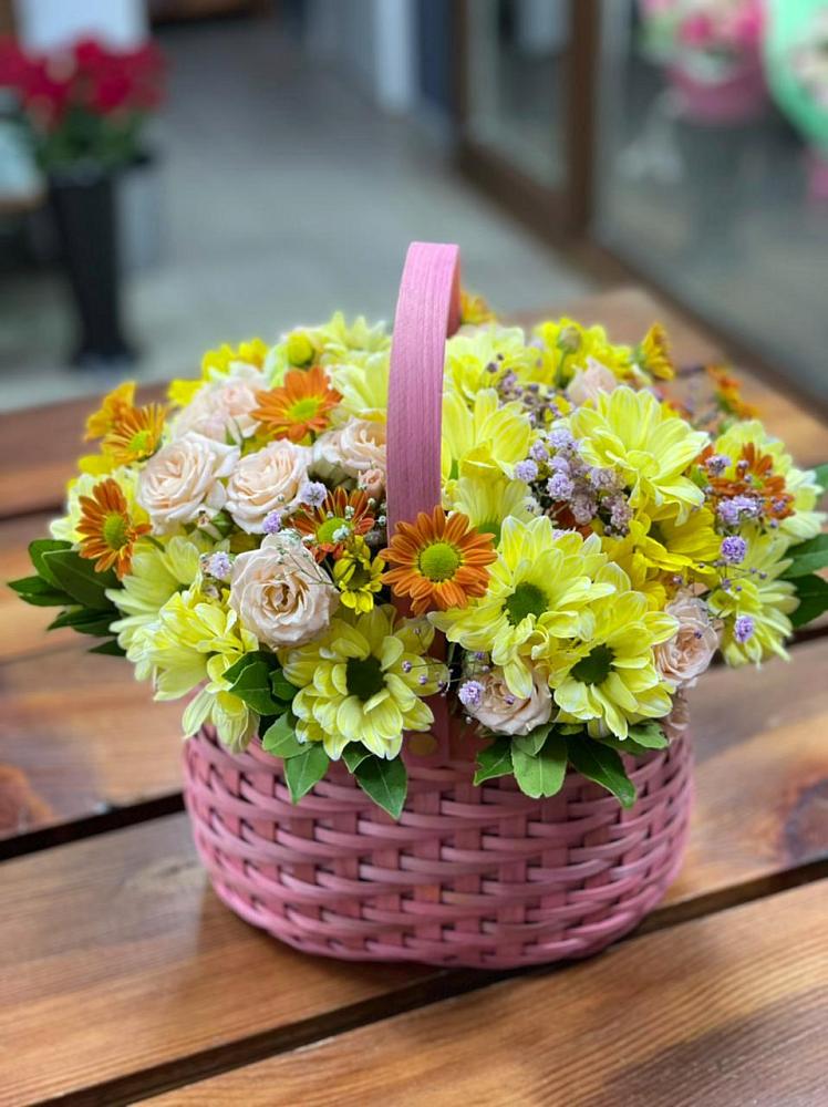 Цветочная композиция из Хризантемы и Розы в корзине в Старой Руссе