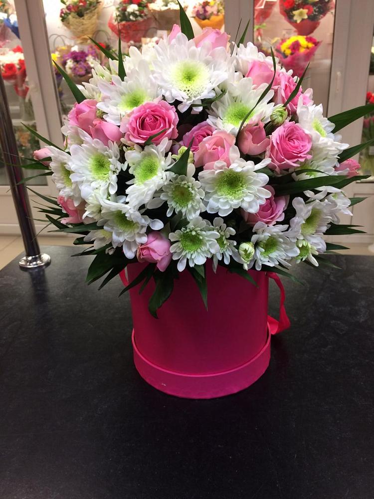 Цветочная композиция из Розы и Хризантемы в шляпной коробке в Старой Руссе