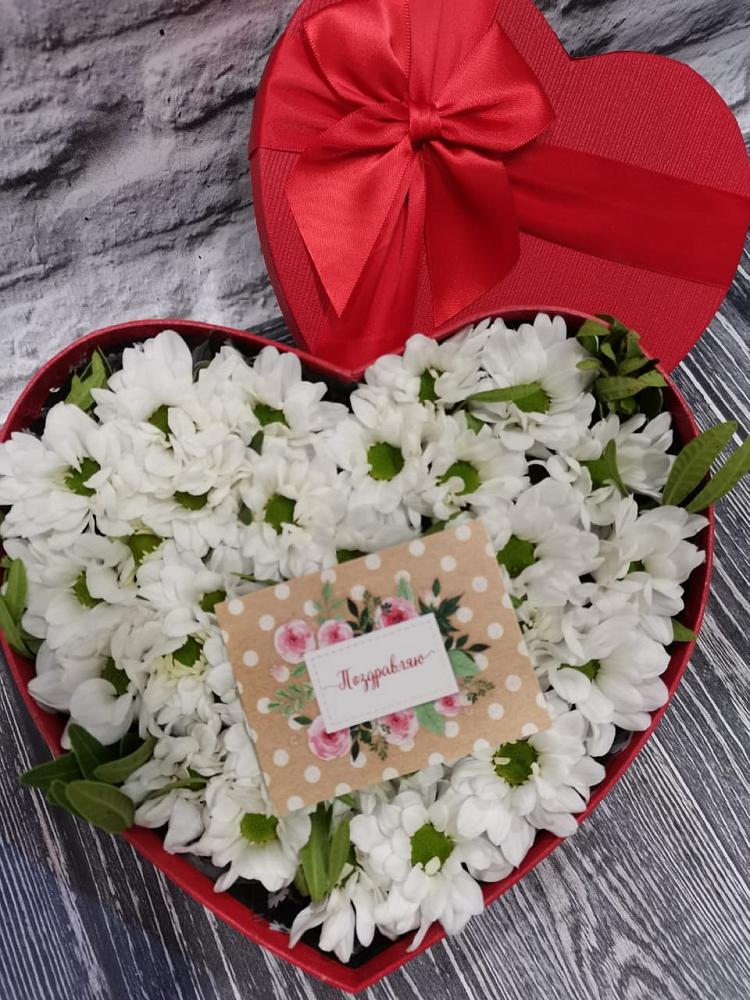 Цветочная композиция из Хризантемы в виде сердца в Старой Руссе