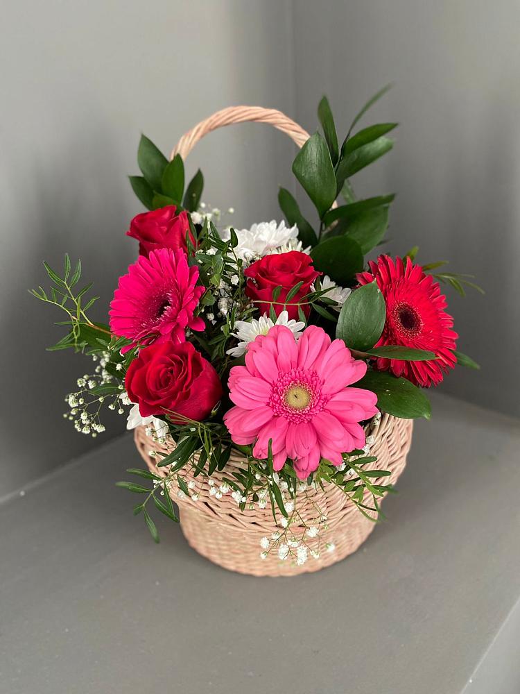 Цветочная композиция из Розы, Хризантемы и Герберы в корзине в Старой Руссе