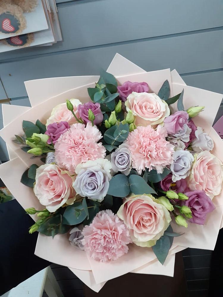 Букет цветов из: Розы, Гвоздики и Лизиантусы в Старой Руссе