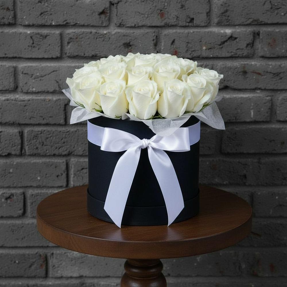 Цветочная композиция из Розы в шляпной коробке в Старой Руссе