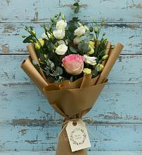 Букет цветов из:  Розы и Лизиантусы в Старой Руссе