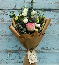 Букет цветов из:  Розы и Лизиантусы в Старой Руссе