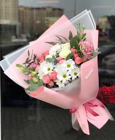 Букет цветов из: Розы, Лизиантусы и Хризантемы в Старой Руссе