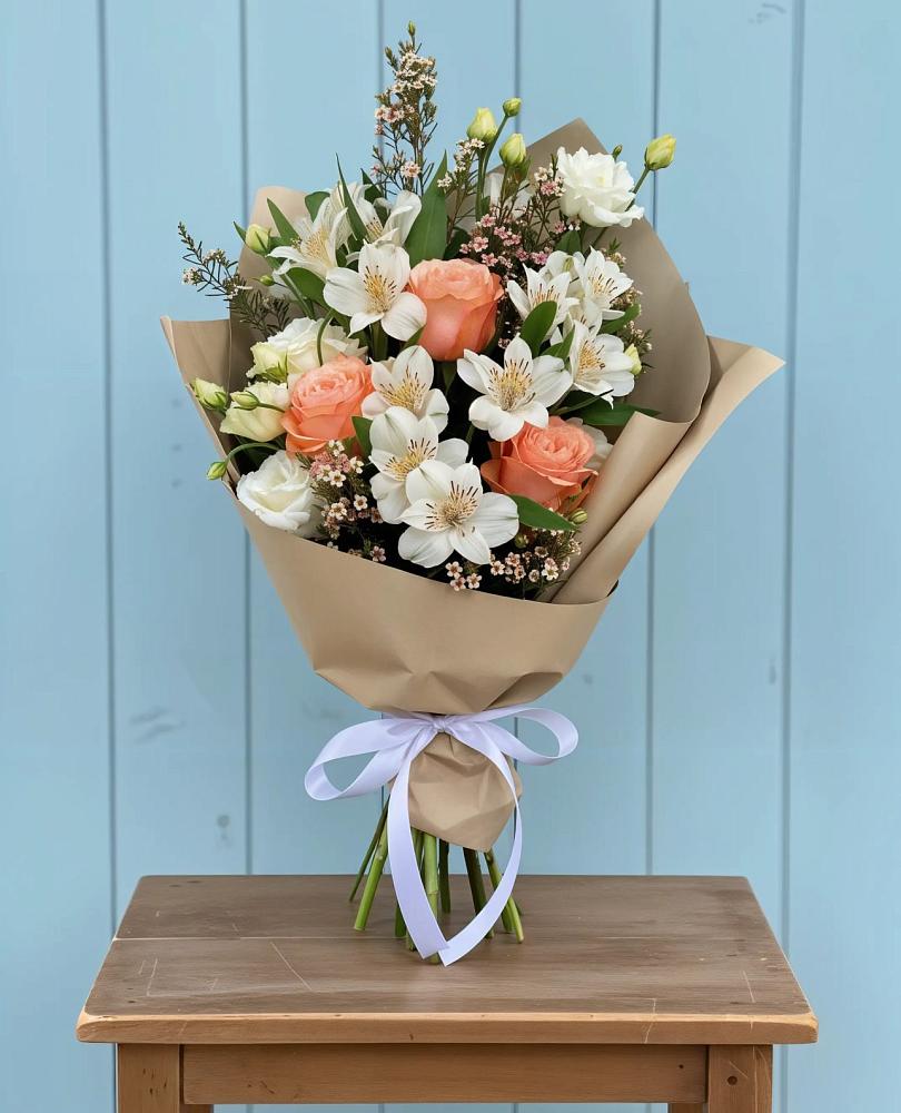 Букет цветов из: Альстромерии, Лизиантусы, Розы и Хризантемы в Старой Руссе