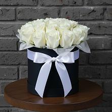 Цветочная композиция из Розы в шляпной коробке в Старой Руссе