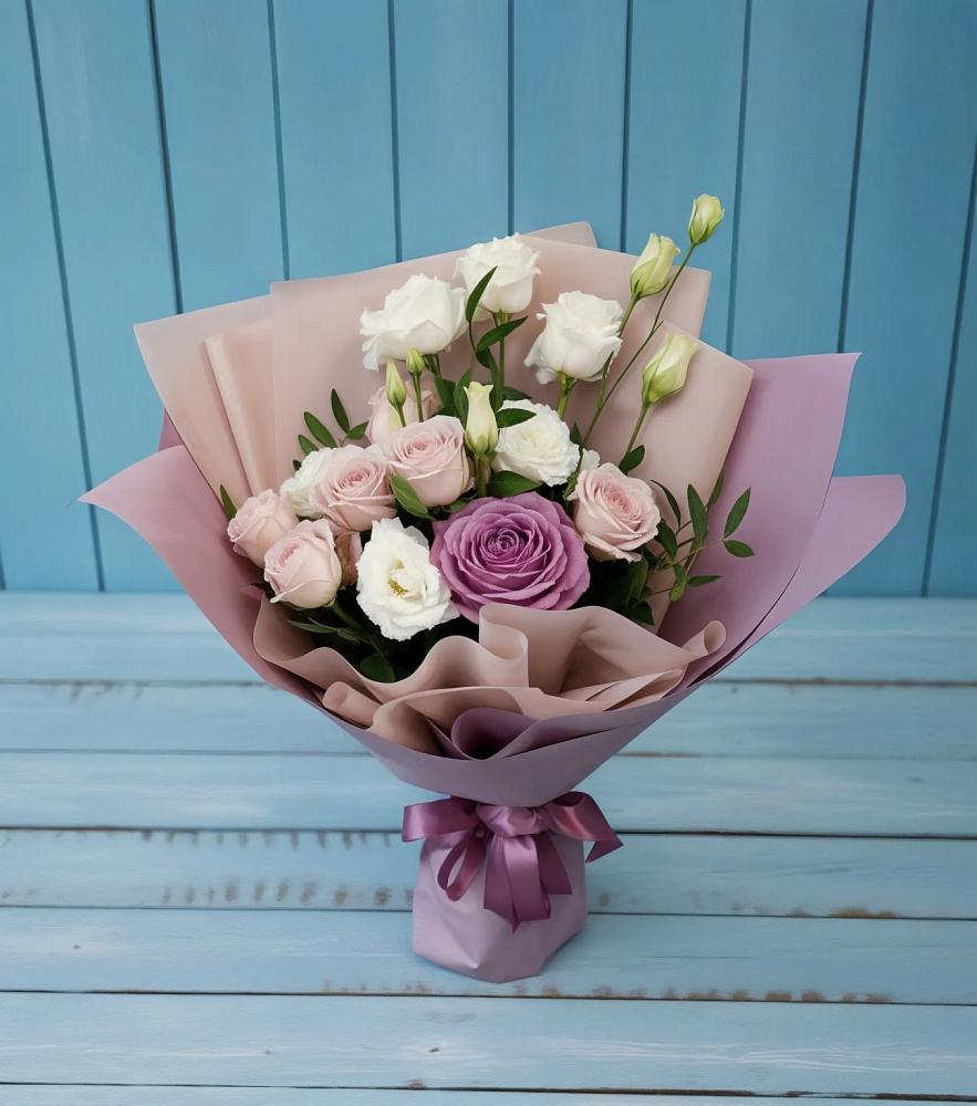 Букет цветов из: Розы и Лизиантусы в Старой Руссе